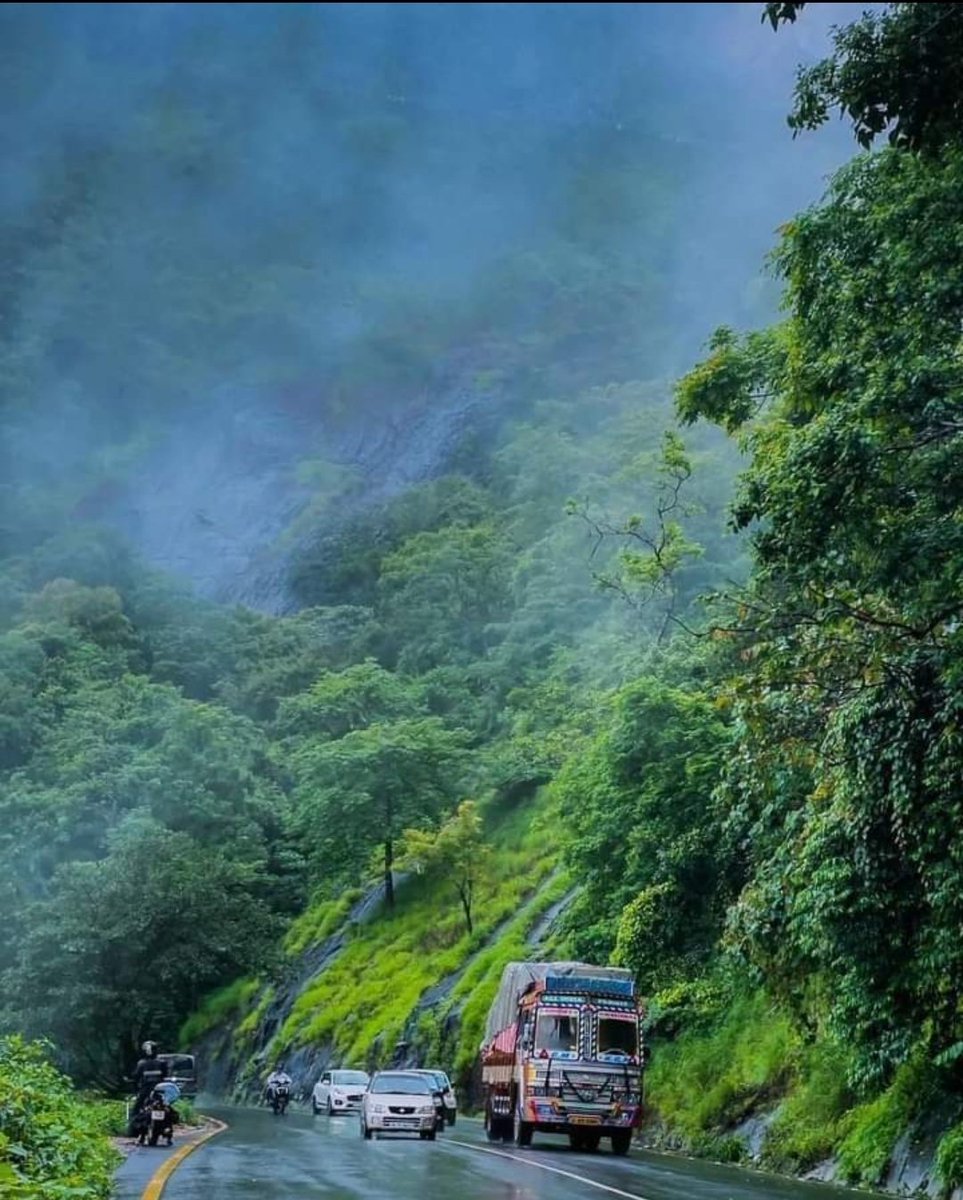 SHAHNAWAZADVOC9's tweet image. Awesome 👍 pic #picture #hillview #mountainroads #truk #car