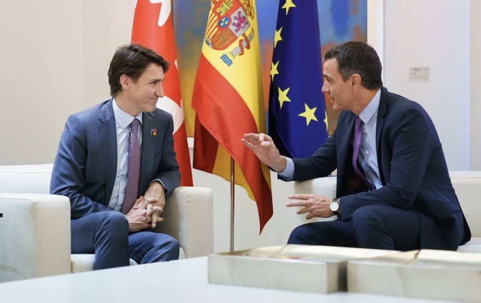 LeChouNews's tweet photo. Trudeau And Sanchez Get Lost In Each Others Eyes, As Canada And Spain’s Leader Get Trapped In Handsome Feedback Loop https://t.co/S7XywISQ9j