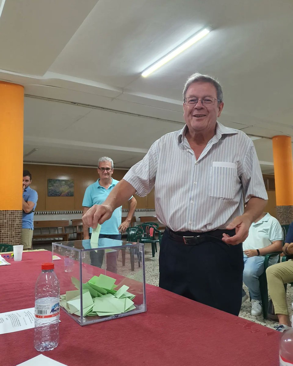 Nuestra actual Hermana Mayor y los dos futuros candidatos ejerciendo su derecho al voto