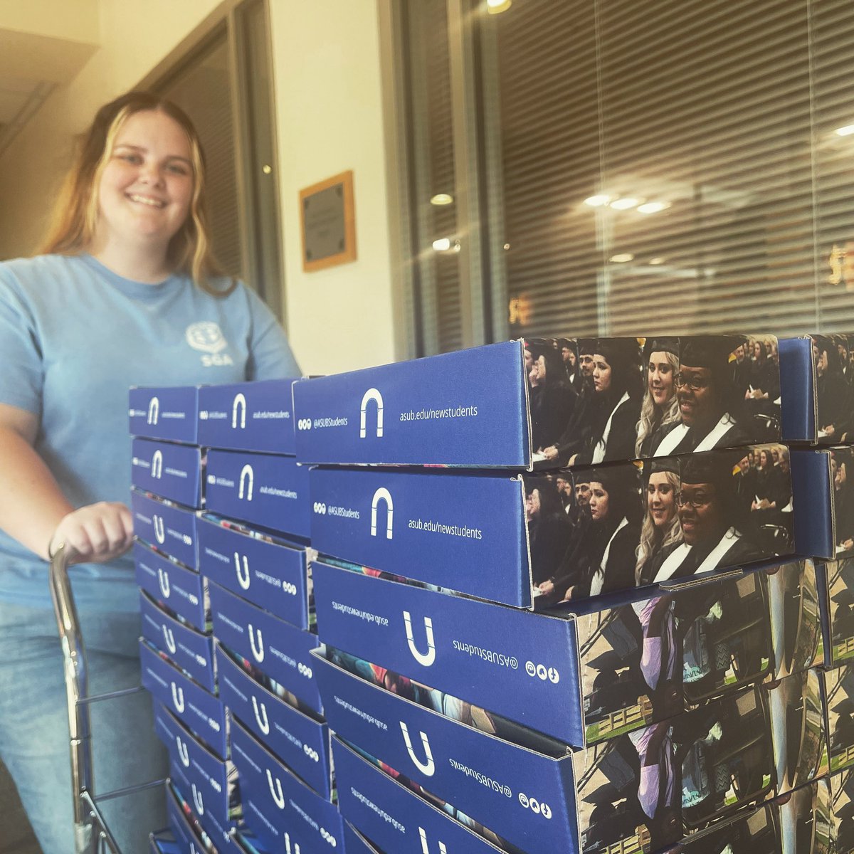 ASUBStudents's tweet image. Room assignments for Fall 2022 are on their way to mail room. ✅ New residents can check their email tomorrow for an update on  #MoveinDay, with more info to follow in the mail. 📦 We’re excited 💙 you’re planning to call campus home! 🖖#BeVanguard