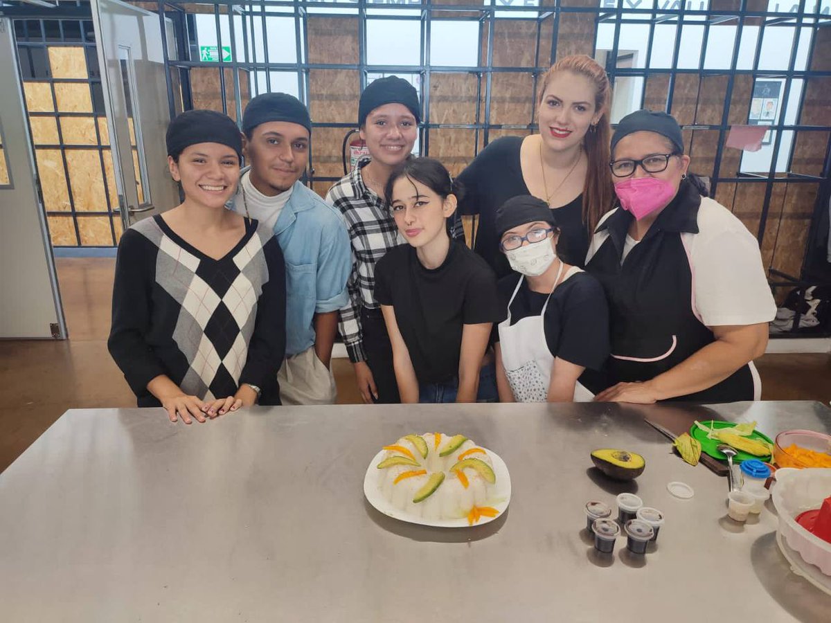 DIF_Zapopan's tweet photo. Hoy iniciamos nuestro taller de #Cocina en #CALUC, donde chicas y chicos zapopanos aprenderán a elaborar fáciles y deliciosas recetas y con ello, desarrollarán nuevas habilidades. 🥘🍜🫕🥘
Aún puedes inscribirte en: https://t.co/449zWeROrB https://t.co/YhyO2gyyqO