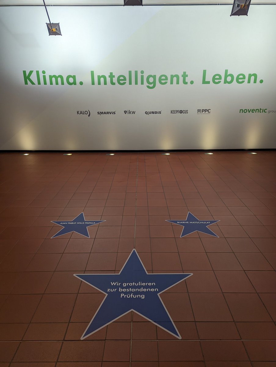 Treppenhaus. Erdgeschoss. 99,9% der Mitarbeiter haben diesen Blick. Walk of Fame für die Kollegen. Großartig. #newwork #humanity