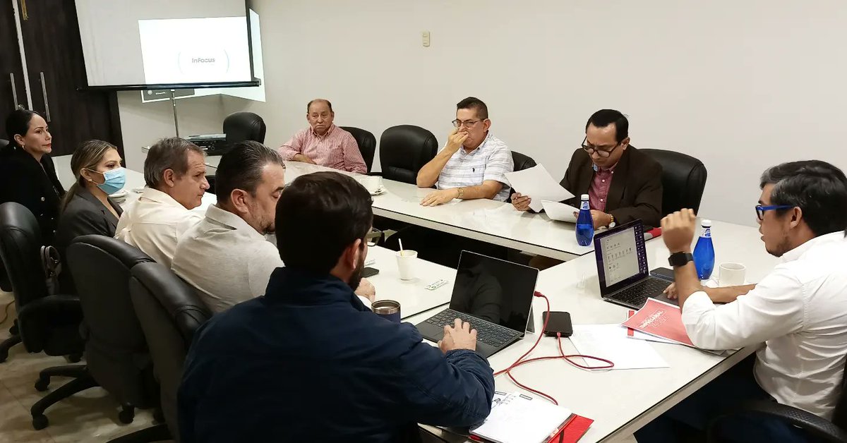 CamCMachala's tweet photo. Sesión de Directorio de Cámara de Comercio, con el objetivo de planificar el Aniversario de nuestra institución.
Más Oportunidades Juntos 🤝🏻👥🧑🏻💻
#CCMachala #SociosCCMachala #comercio #Emprendedores #comerciantes #Empresarios #MásOportunidadesJuntos #Machala #ElOro #Ecuador https://t.co/Ookhq331Mu