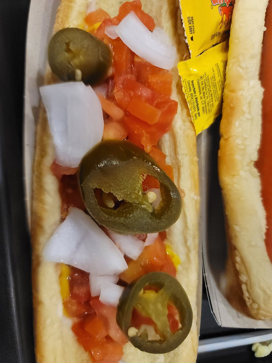 Hola, <a href="/Cinemex/">Cinemex</a>, ya que subieron los precios, estaría chido que picaran mejor la cebolla. A algunos sí nos gusta, pero casi la ponen entera. (Solo por favor, no la pongan en sobre, como la valentina). Y gracias por cambiar sin costo el refresco del combo por agua. 🙂