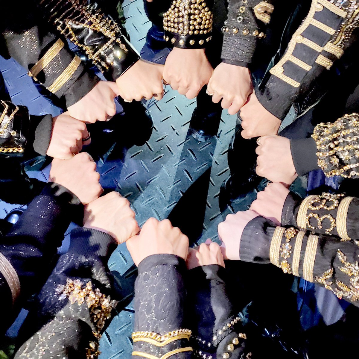 CARATS! 

Tampoco se olviden de subir las menciones y votos para los MTV MIAW AWARDS!🔥🔥

Apoya con tu voto escribiendo:

I vote in #PremiosMTVMiaw for #MTVLAKPOPSEVENTEEN @pledis_17 

1rt = 1 voto!

Aprovechen y den RT a tod@s l@s que comenten debajo!