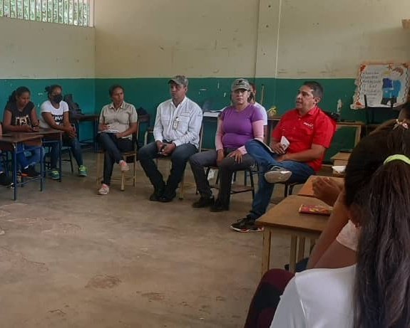 #30Junio <a href="/Elifervasquez/">Elifer Vasquez</a> realizamos encuentro en el marco de las 3R.Net con Líderes Clap, estructuras y Manzaneros de la parroquia El Blanco, Base de Misión Hugo Chávez Frías.

#PrevencionMeteorologica <a href="/LealTelleria/">M/G Carlos Leal Tellería</a> <a href="/AdolfoP_Oficial/">Adolfo Pereira Gobernador</a> @Clap_Nacional <a href="/NicolasMaduro/">Nicolás Maduro</a>