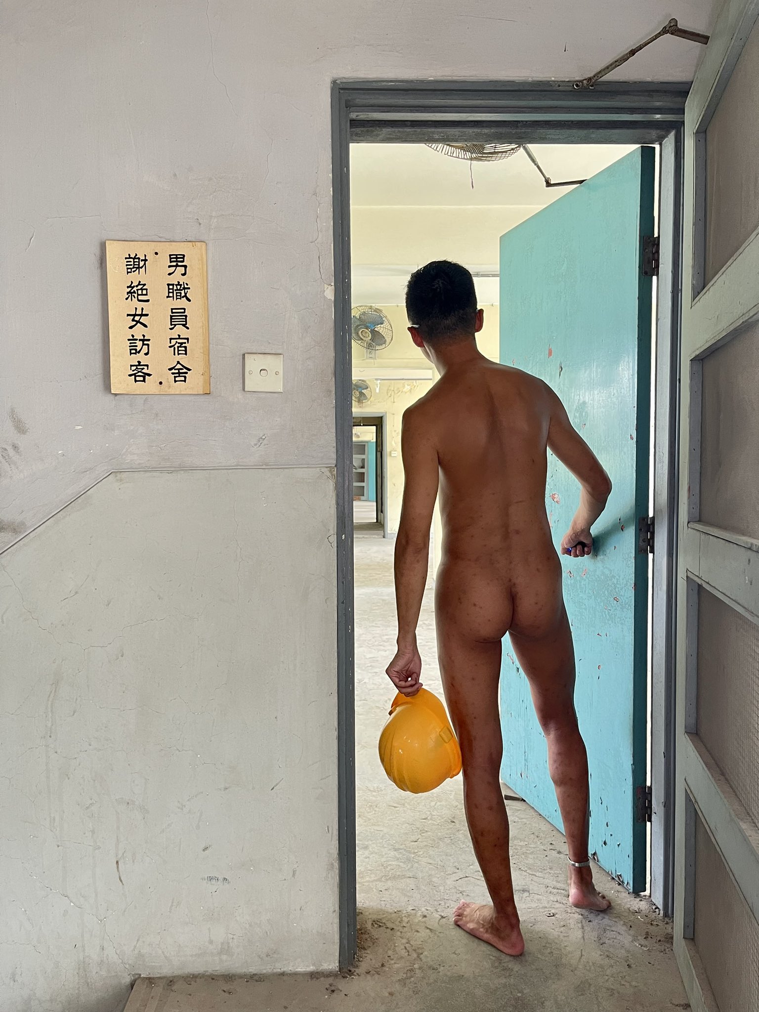 Jeda Dōma on X: 男宿舍脫光才能進、包括安全帽🤔 #野裸#天體#裸體#全裸#日常全裸#Nudism #nudistlife  #nakedisnormal #nakedlifestyle #nakedinnature #廢墟裸拍#廢墟野裸#裸写真