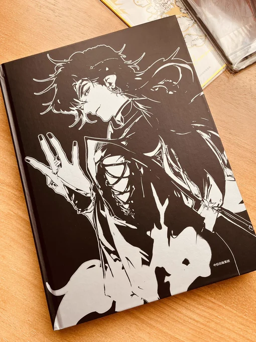 は、早い……天官賜福の漫画の画集がもう届いた。手が震える……。早くちゃんと見て噛みしめたい。すでに血雨の中、白い花を手で愛でる花城カットで今日は花怜金曜Nightですわーーい#TGCF #天官赐福 