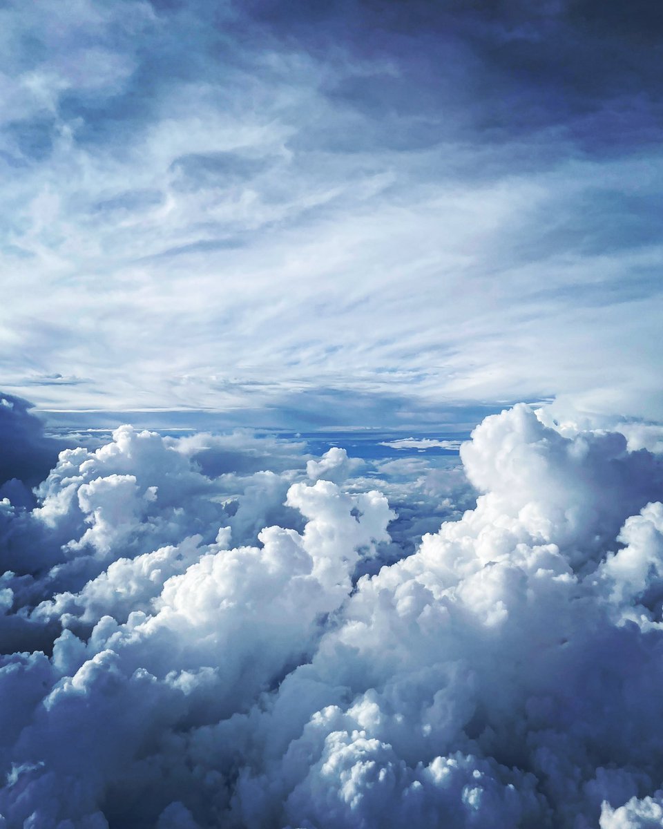 飛行機は窓側派です
空と雲…ぽけ〜っと癒されます。