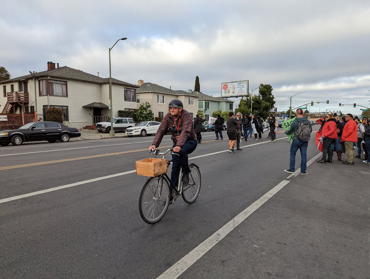 allaboutgeorge's tweet photo. Some cyclists leave the vigil to appreciative cheers #RIPLolo #Oakland https://t.co/y9hSTbh7vf
