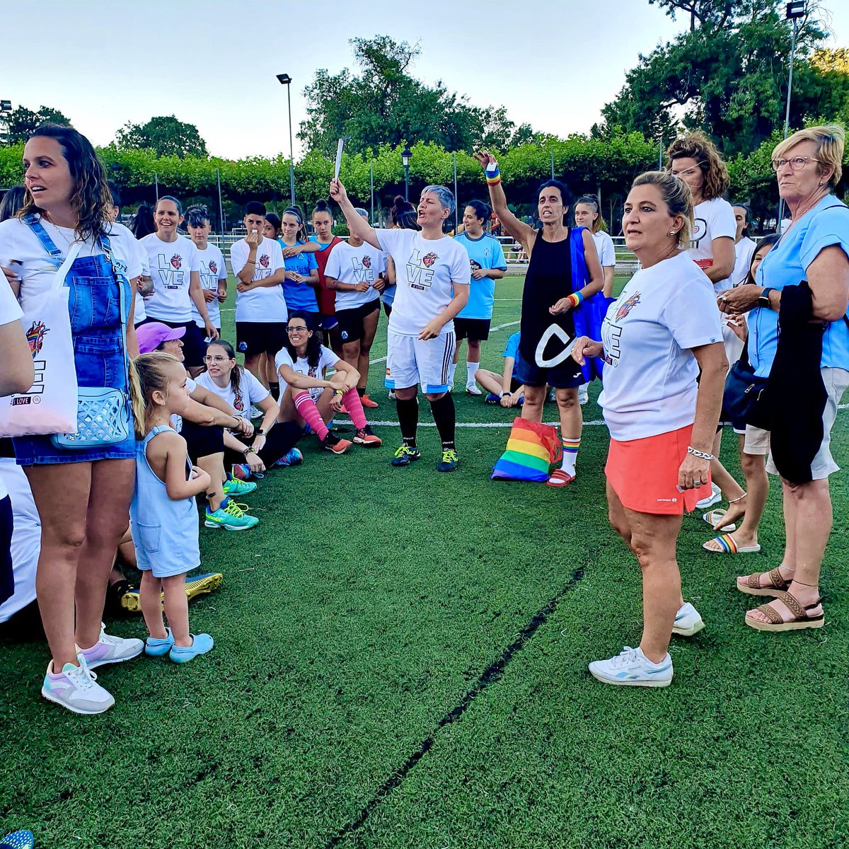 Partidos de fútbol femenino por la DIVERSIDAD en la coronación. Muchisimas personas jugando, animando y disfrutando. 
Gracias por la actitud, las ganas, la entrega y la paciencia jajaja.
El único objetivo era divertirse y visibilizar.
MILES de GRACIAS a (sigo 👇)