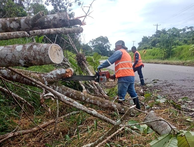 MarceloHCabrera's tweet photo. Retomamos la reactivación del país🇪🇨 
Inmediatamente nuestra maquinaria de @ObrasPublicasEc despeja la Red Vial Estatal para recuperar la movilidad en todas las provincias y retomar el traslado de la producción, turismo y actividades diarias.
@LassoGuillermo https://t.co/1fDVMoLZGI