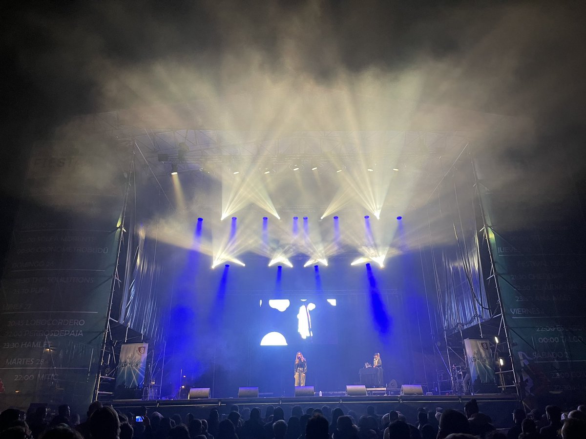 tribufestival's tweet photo. No hay frío esta noche en #Burgos con @anamaesmusic_ 🔥 que está poniendo a todo el Escenario Céntrico a bailarrrr. 

Última finalista de #LIFla8 @la8burgos 🤘🏼 https://t.co/T4e5FCp2mD