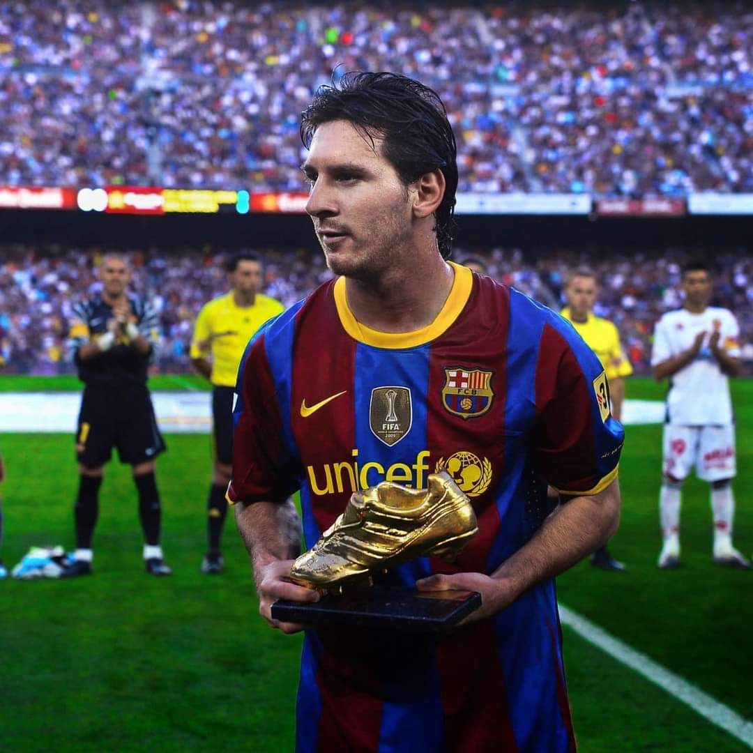 الصحفي |  توماس :ما الفرق بين #كريستيانو و #ميسي  ؟؟ 

توماس مولر  🎙 ||    الفرق ان كريستيانو لاعب جيد ؛ والشيء السيء هو انه يلمح الى انه الافضل على الاطلاق

اما ميسي الكل يعرف انه الافضل وهو لايلمح الى ذلك اطلاقآ