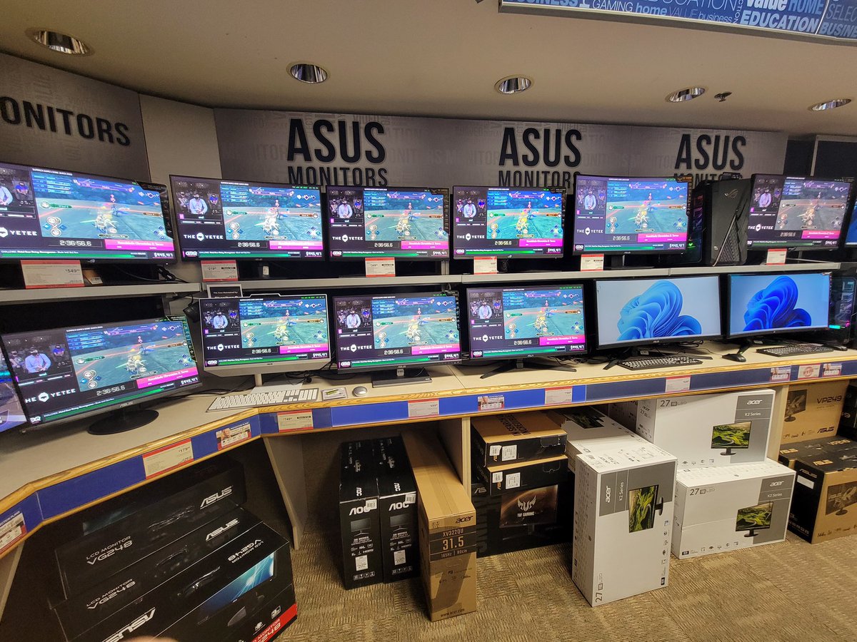 RoxTV_'s tweet image. Putting #SGDQ2022 on every monitor at the local microcenter you’re welcome @GamesDoneQuick