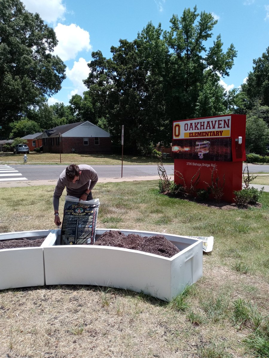 OakhavenElemen1's tweet photo. @SCSSuptRay @SCSK12Unified We had a wonderful time with Ms. Marie Dennan from @biggreen. The garden setup is done, now we're almost ready to start growing vegetables and flowers. #mscsis901 #reimagining901 #postforpencils https://t.co/jGePN6BZJw