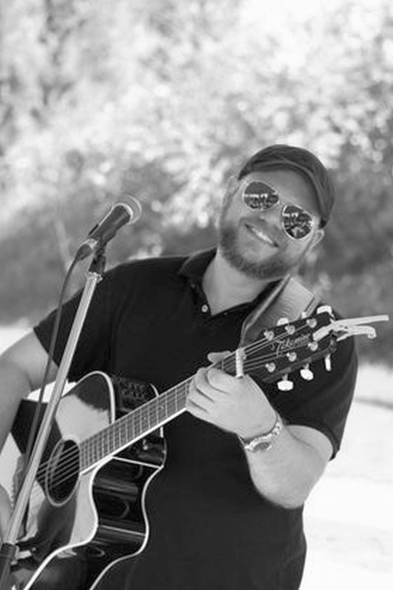 Eric Mills on the patio this Saturday evening! ♣️ 
Great times, new friends, magnificent wine ♥️
Get some wine! Dover13.ca #FreeShipping