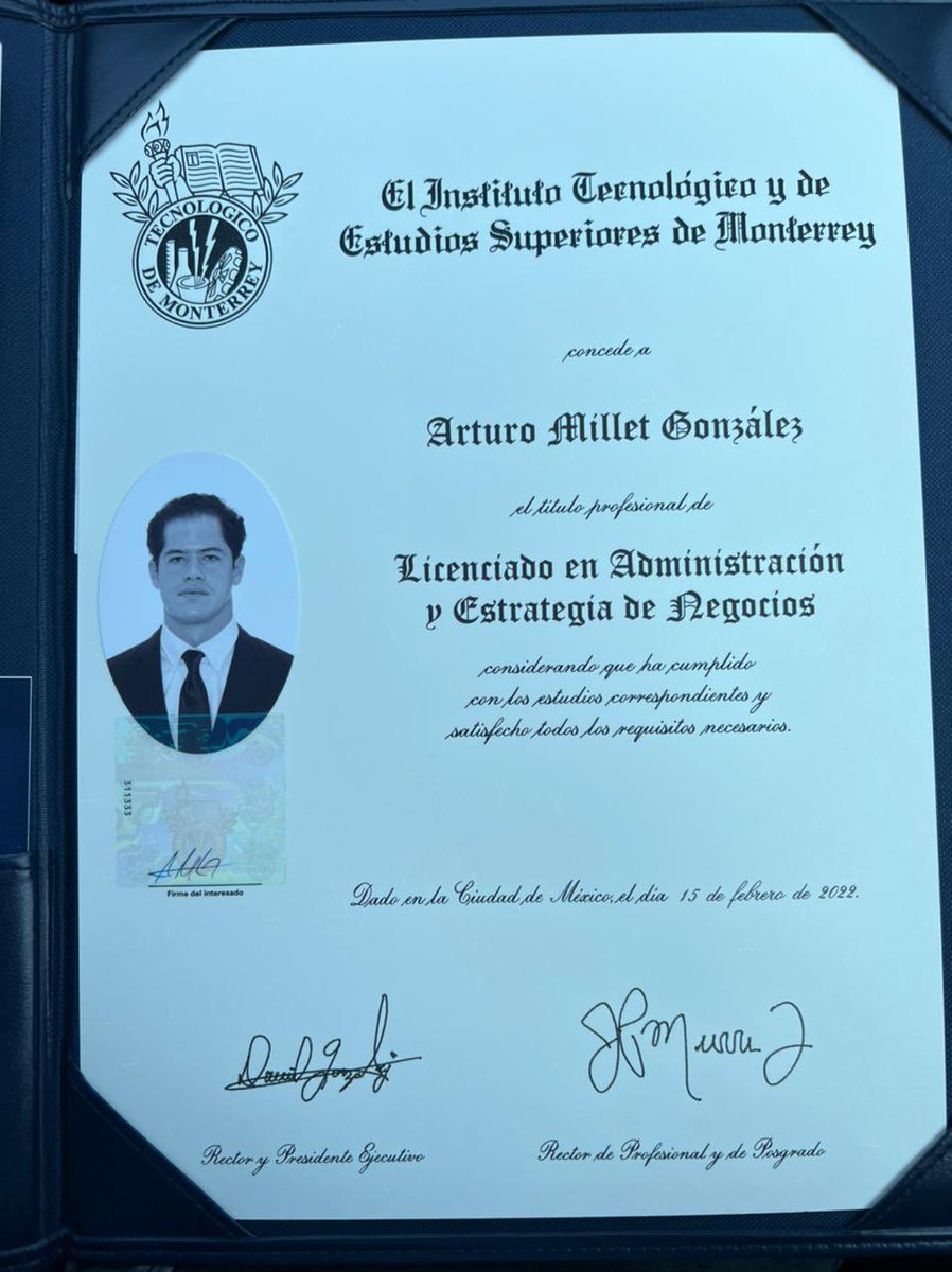 ReyesMillet's tweet photo. Muchas felicidades @MilletArturo Muy orgulloso de ti! @roberto_millet @millet_bernardo @GabrielaLOGO_ https://t.co/0NlL3304kB