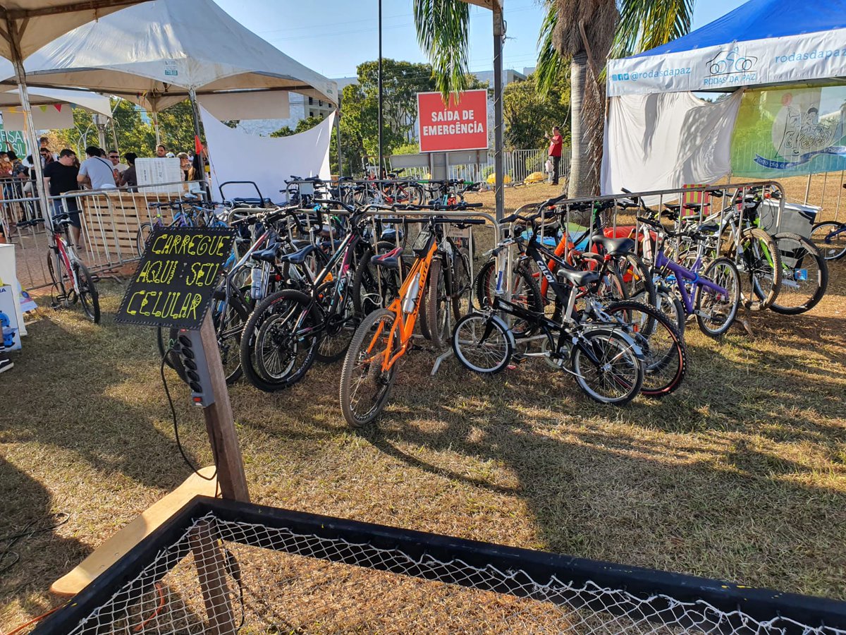 rodasdapaz's tweet photo. O #tbt de hoje é nosso Feirão de Bikes Usadas no @PicnikBsb de sábado (26/6). A organização do evento deveria ser imitada pelo cuidado que teve com quem veio de bicicleta. Teve lugar seguro para guardar as magrelas. E foi lindo, muito show fera. https://t.co/6FnnTNpI0y