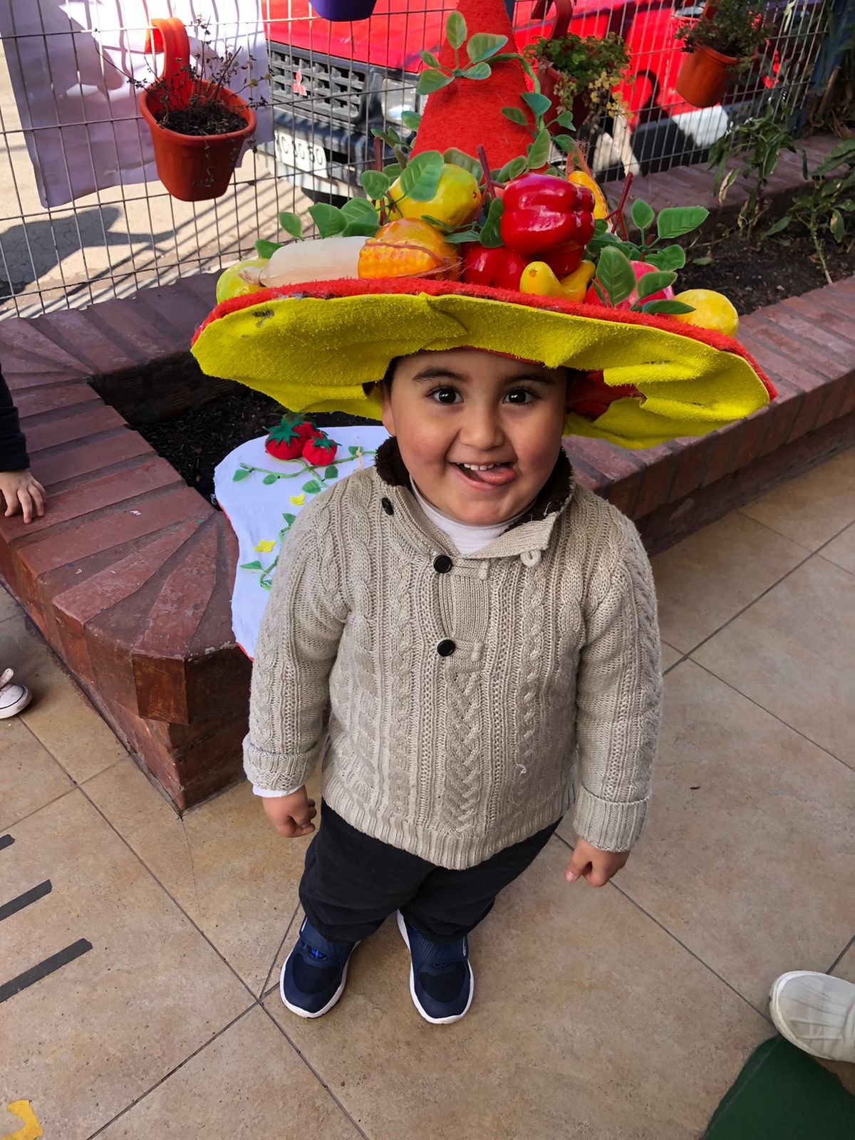 JUNJI Metropolitana on Twitter: "El JI "Unamos las Manitos", ubicado #Colina, finaliza mes #AlimentacionSaludable con experiencias para niñas y niños, desfilaron con preciosos sombreros de confeccionados por las mismas familias.😁🍉🍐🍊