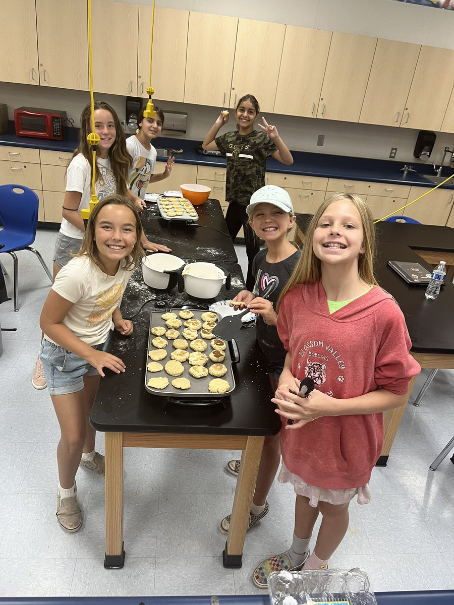 ProfeColumba's tweet photo. Having fun making Gorditas de Nata( Sweet milk biscuits from Mèxico) in culinary class. Buen Provecho!@MontgomeryCVUSD @CajonValleyUSD https://t.co/ADwd0axohF