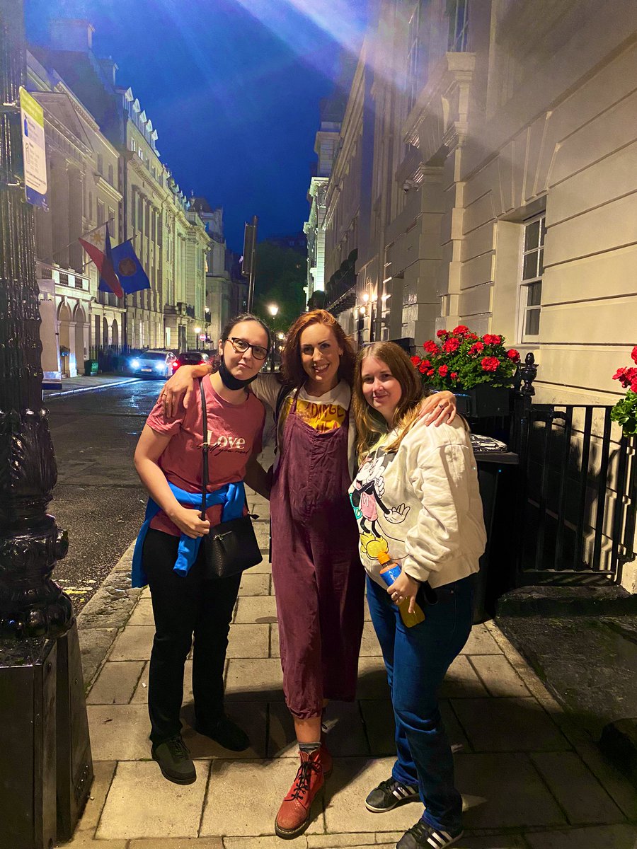 LisaBridge123's tweet image. These absolute superstars only went and surprised me and sat on the front row for my Raquel show! 😍😍😍 @LegallyKira @peaceful_kaos very grateful for you gorgeous ladies 🥰