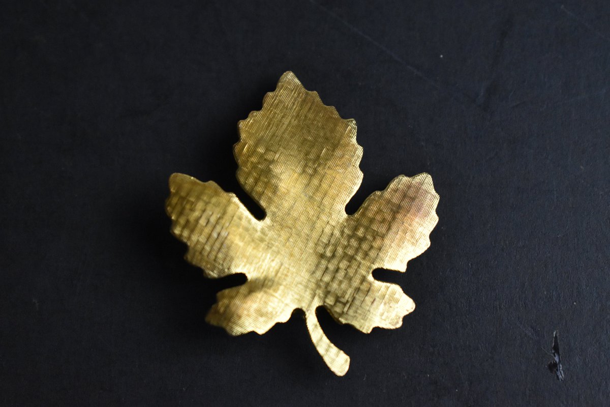 Wisdom_Lane's tweet image. Vintage 1970s Gold Tone Metal Maple Leaf Or Oak Leaf Shape Pin Or Brooch With Safety Pin Clasp tuppu.net/2fdb0b1f #Etsy #WisdomLane #LeafShape