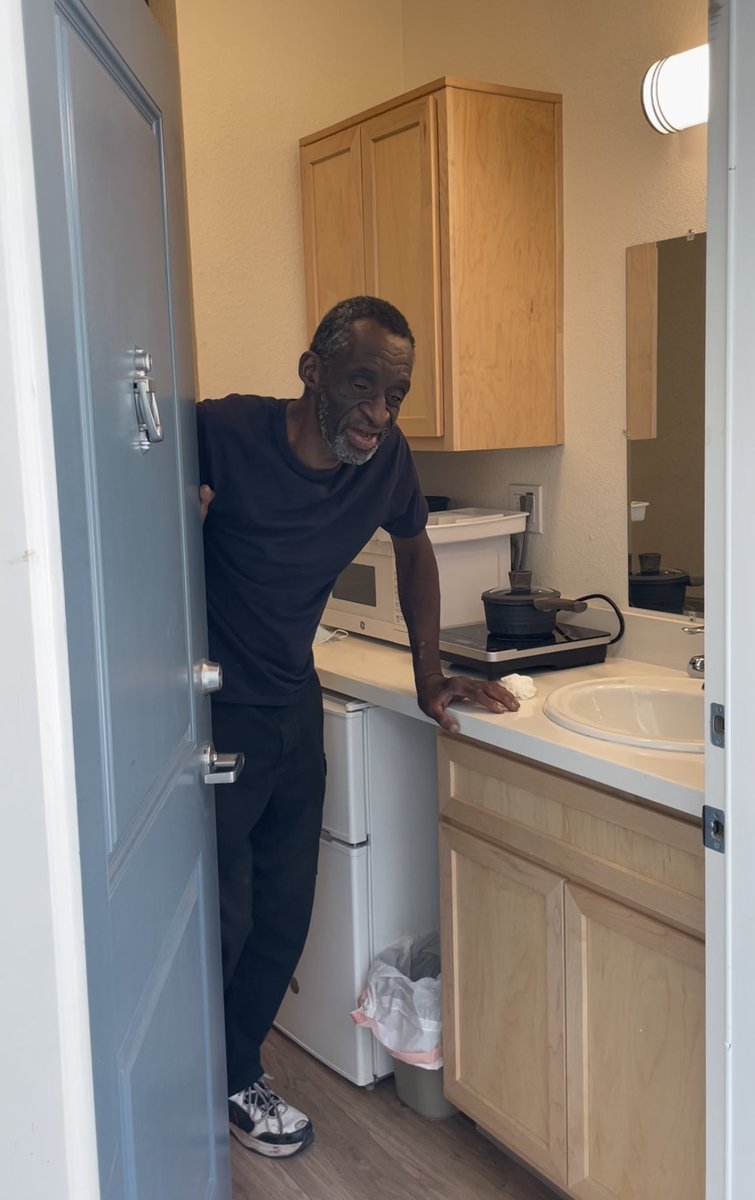 amie_zamudio's tweet photo. Another successful Move In Day for one of our ⁦@Housing4Hmless⁩ seniors with ⁦⁦@StPaulsPACE⁩. Welcome home Mr. Hood! 💙🏡🌍🦋 https://t.co/ztrLT7mff5