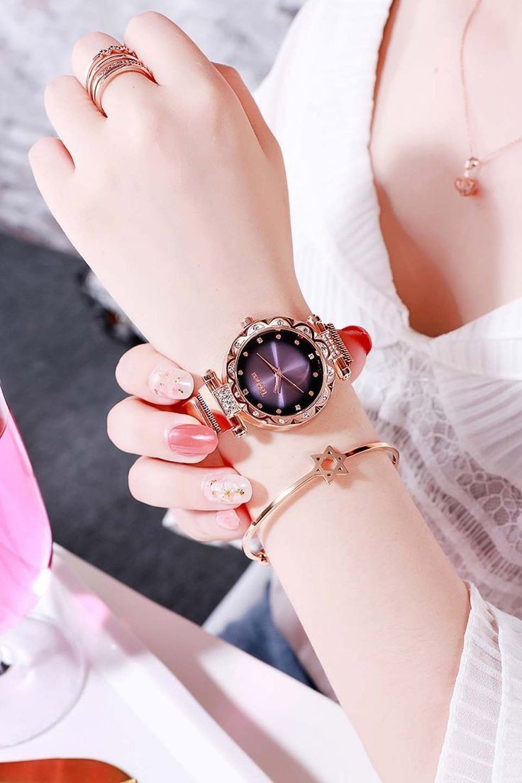 مابين قلبي وقلبك عشقا من نوع آخر....
عشق لايعرف المستحيل ولا الحواجز....
عشق ابدي رغم عدم اللقاء ورغم البعاد..... 
عشق روحاني لا يعترف بحدود و لا مسافات....
وكأن عشقي لك مرتبط بنبضي وأنفاسي...... 
فكلما نبض قلبي نبضة أراها ممزوجة بك.....
عشق لن ينتهي الا بمفارقتي الحياة......