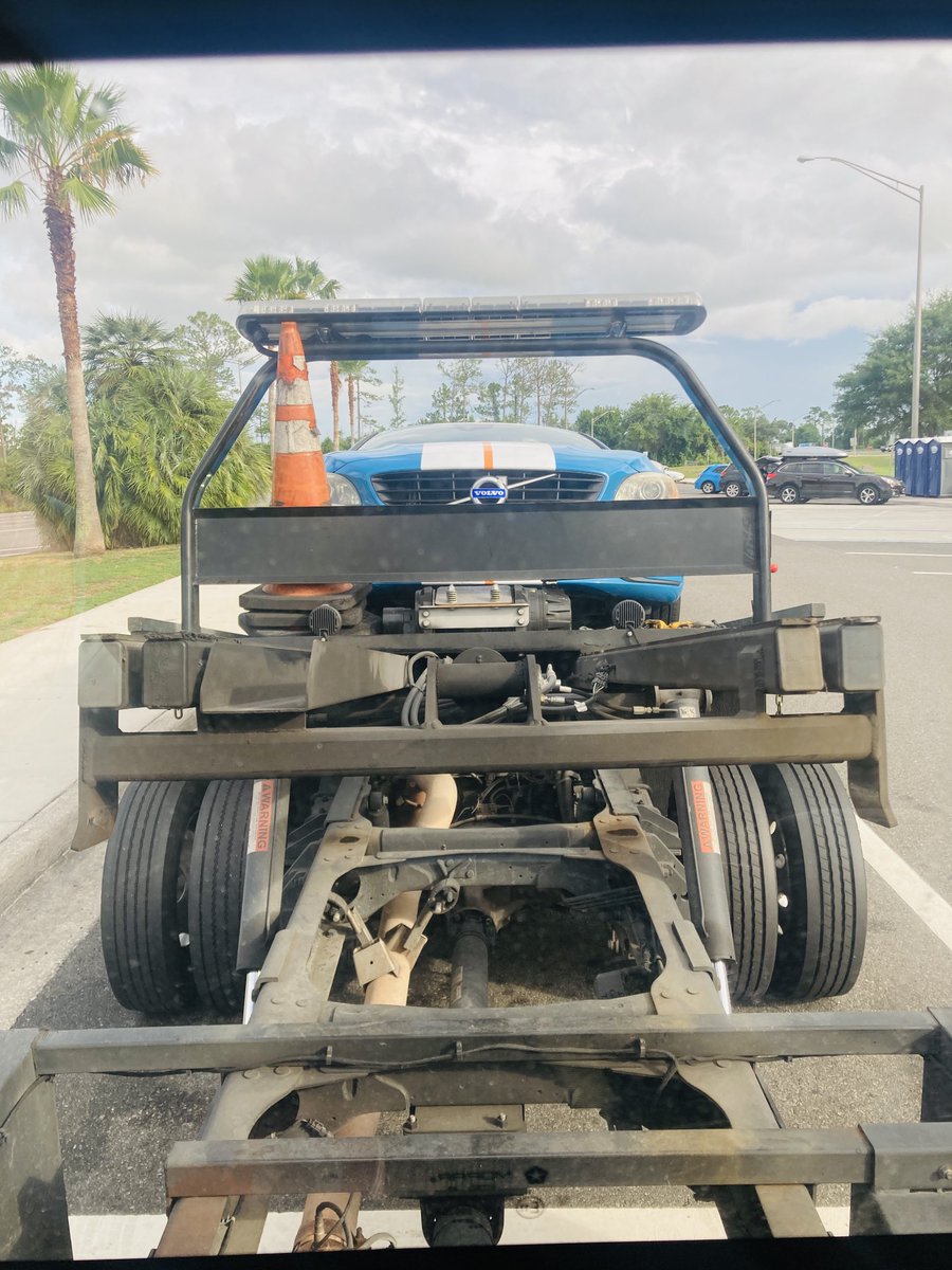 BrittanyWallman's tweet photo. So, how’s your day going? 😝#95northbound #withMom #flatTire https://t.co/WO0WS3HI8g