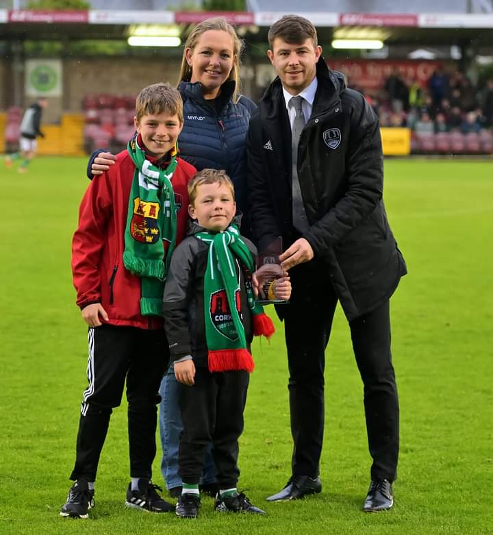 Harri_Cotter's tweet photo. Had a great evening last Friday at Turner's Cross, stepping in to represent @MyndDrinks at the #CorkCityFC vs #CobhRamblers match. Thank you to @CorkCityFC for welcoming us!

📸 courtesy of @CorkCityFC

#MatchSponsor #Hemp #Recovery #wellness #SelfCare #Focus #FreeYourMynd https://t.co/vseB43LlZp