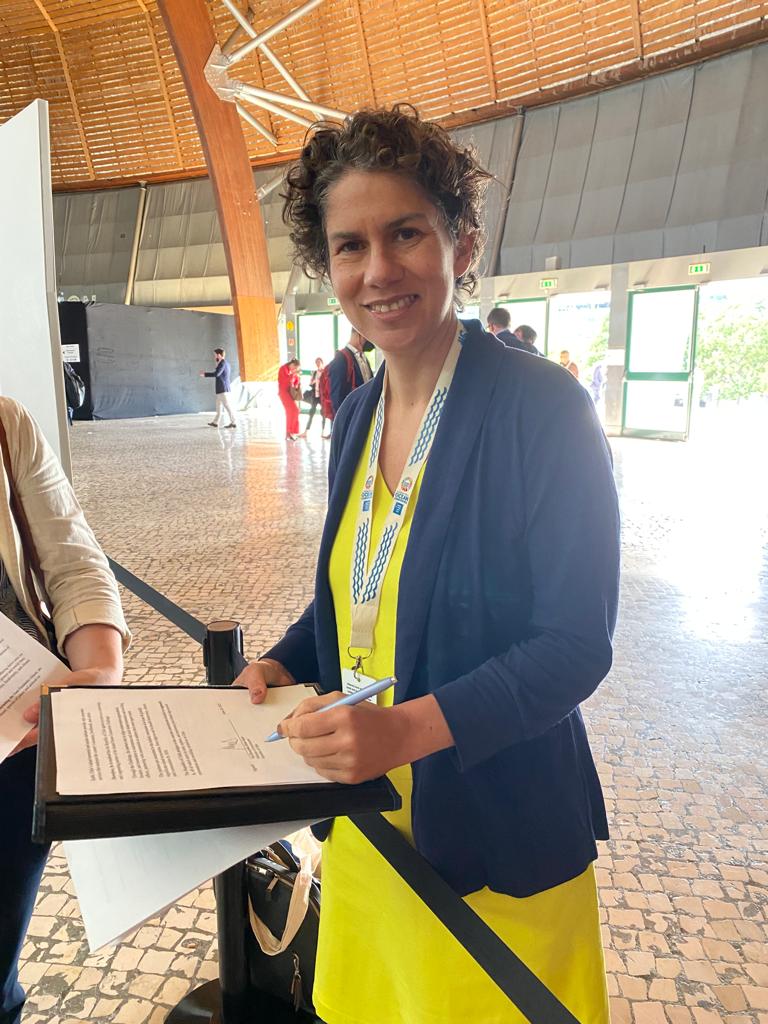 IslandConserv's tweet image. Minister of Environment Maísa Rojas signs the Republic of Chile’s pledge to join the Island-Ocean Connection Challenge. We are welcoming new members here at the UN Ocean Conference in Lisbon
#IOChallenge, #IslandOceanConnectionChallenge #Chile #Lisbon #UNOC2022  #noextinctions