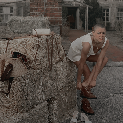 𝐕𝐈𝐒𝐓𝐎:  J.C busca enamorarse. Ha ido a cazar trufas con el hijo del primer Ministro italiano. Ha navegado con el nieto del último Sha de Irán. Incluso compartió una copa con Jason Nott. 

Pero los espías nos dicen que nadie quería darle un segundo mordisco a su manzana.