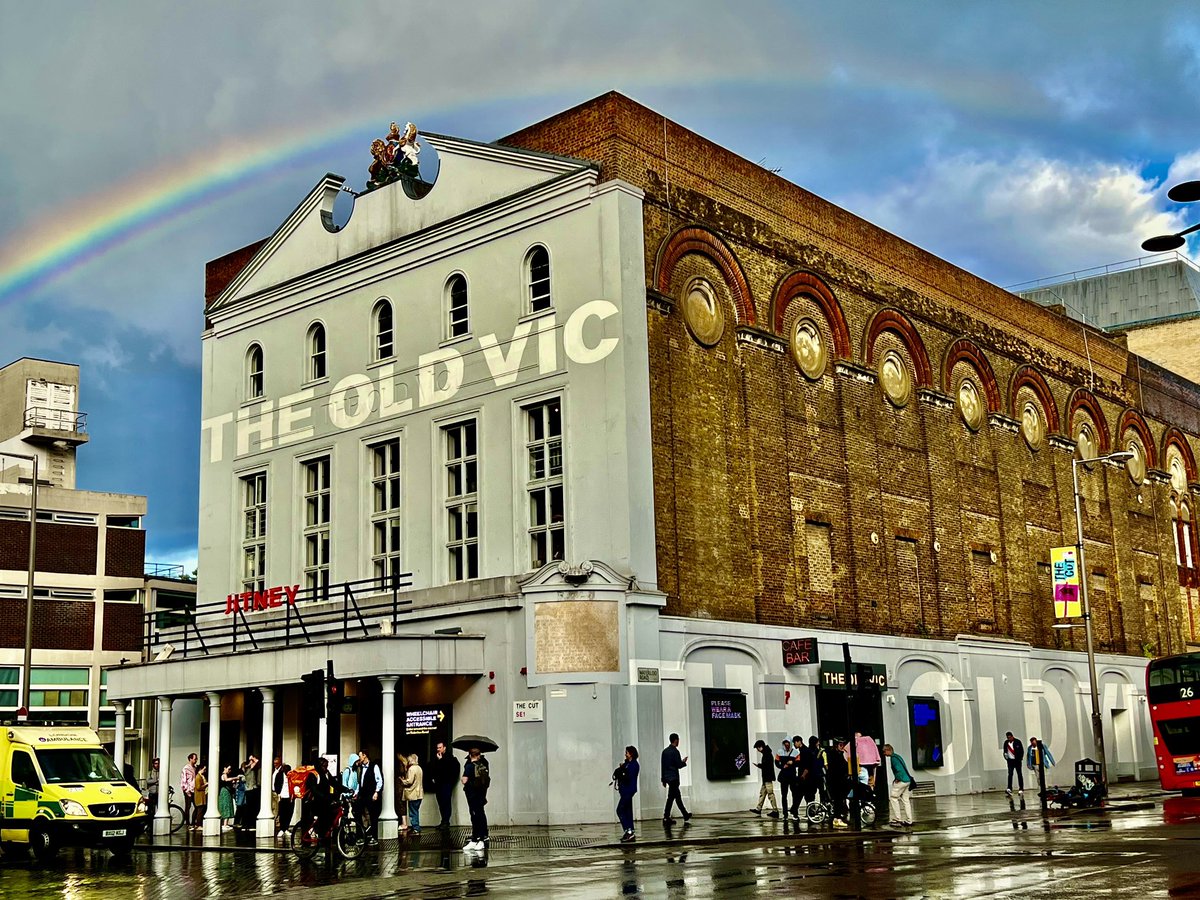 🌈 over @oldvictheatre as we had the privilege of watching our brilliant #DayoKoleosho shine in August Wilson’s #Jitney. Beautifully performed by the whole cast, directed by #TinukeCraig
