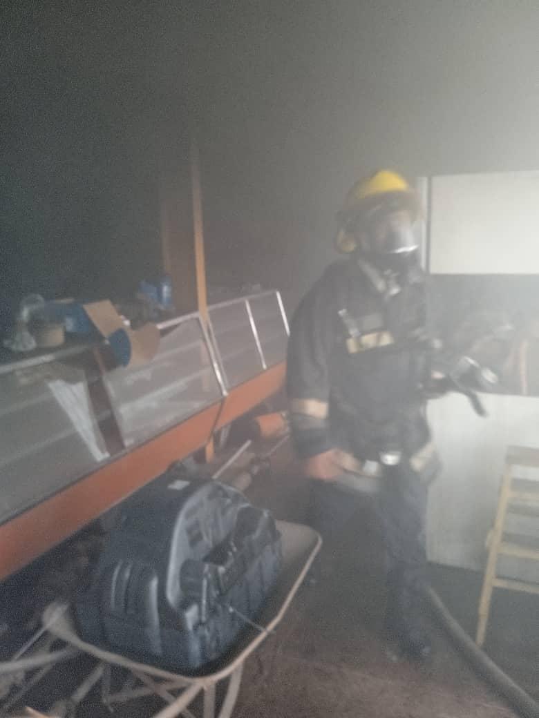 DGNBEnLinea's tweet photo. #SNGR
#DGNB
REDAN: Occidental 
ZOEDAN: Zulia 
Se atiende incendio en el interior del local en áreas utilizada como depósito y oficinas, situación totalmente controlada.  
@CeballosIchaso1 
@cperezampueda 
@VGRPC_ 
@FBomberos 
#BomberosNacionales https://t.co/VikQxE6l6Z
