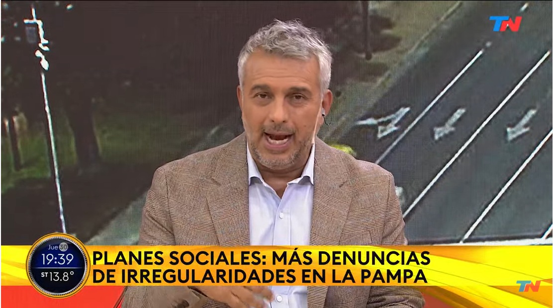 sandracamax's tweet photo. Vivir en esta provincia, es saber que sólo será noticia nacional, por sus chanchadas.
#lapampa y #sucasta https://t.co/BR6t2wtXxC