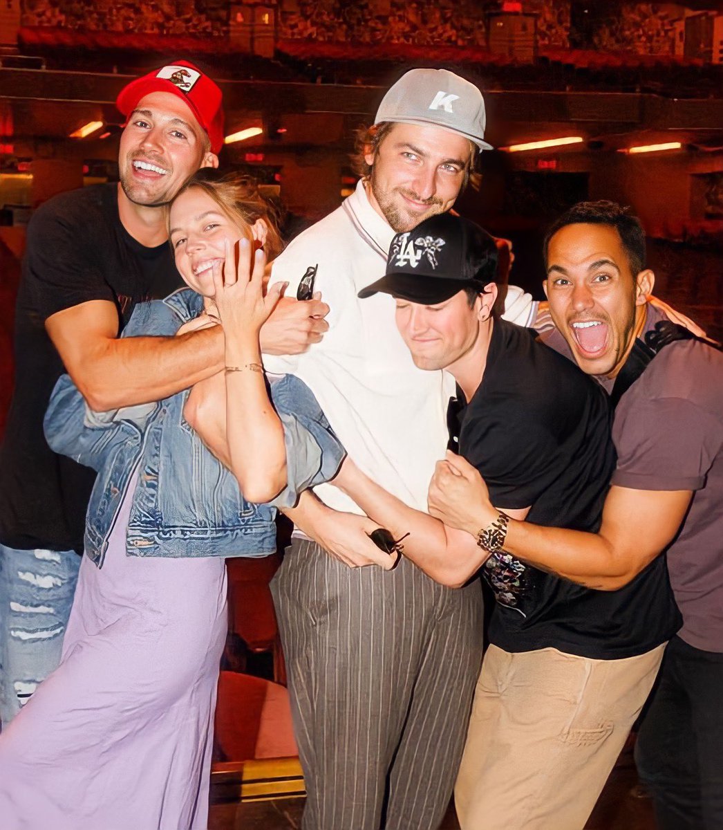 CarlosPenaVBR's tweet image. 🚨 ATENÇÃO! Isso não é um treinamento: KENDALL E MICA ESTÃO NOIVOS!

Ele pediu a mão dela antes da apresentação do Big Time Rush hoje no Madison Square Garden. Parabéns aos dois! Isso é imensamente feliz! 🥺💍