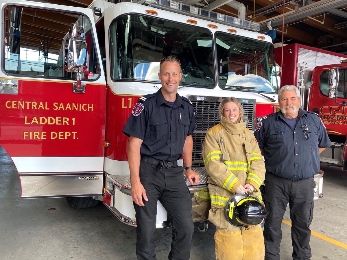 CSaanichFire's tweet image. @CSaanichFire &amp;amp; @csvffa is proud to sponsor 
@SD63Stellys student #KelseyB at the @campignitebc Youth Firefighter Mentorship Camp in Vancouver. This great opportunity gives these young ladies an introduction to firefighting. Congratulations Kelsey! #dreamitbeit #CSaan #islandgirl