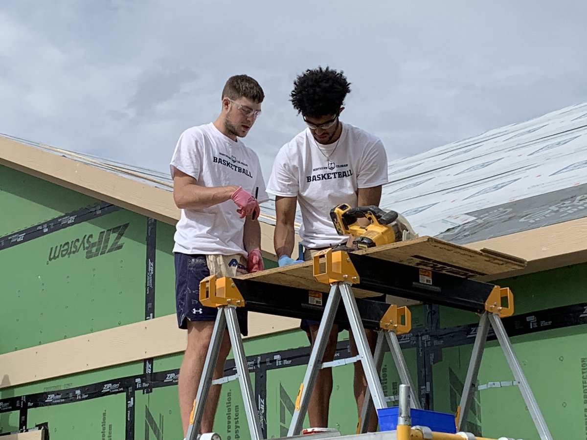 UNC_BearsMBB's tweet photo. Great day helping a pair of families realize their dream of home ownership with @GreeleyHabitat #GetUpGreeley #BearHugs https://t.co/X7y76ICYK8
