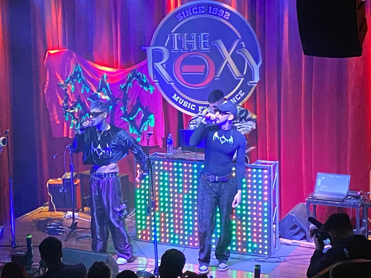 Madame_Ga's tweet photo. 🎤Que buen show dieron @Krom_MD y @Emkier_blessed1 ayer en #TheRoxy❗️Se vienen #hitazos, después no digan que no les avise🎸
Y todos los pibes que tocaron como invitados, un 💯🎶
#MadeDarkness #music #show #hermanos #crew @Vicky_Roa @Angiekab @lacolodalvio @tiagopzk https://t.co/35yRM5wWDQ
