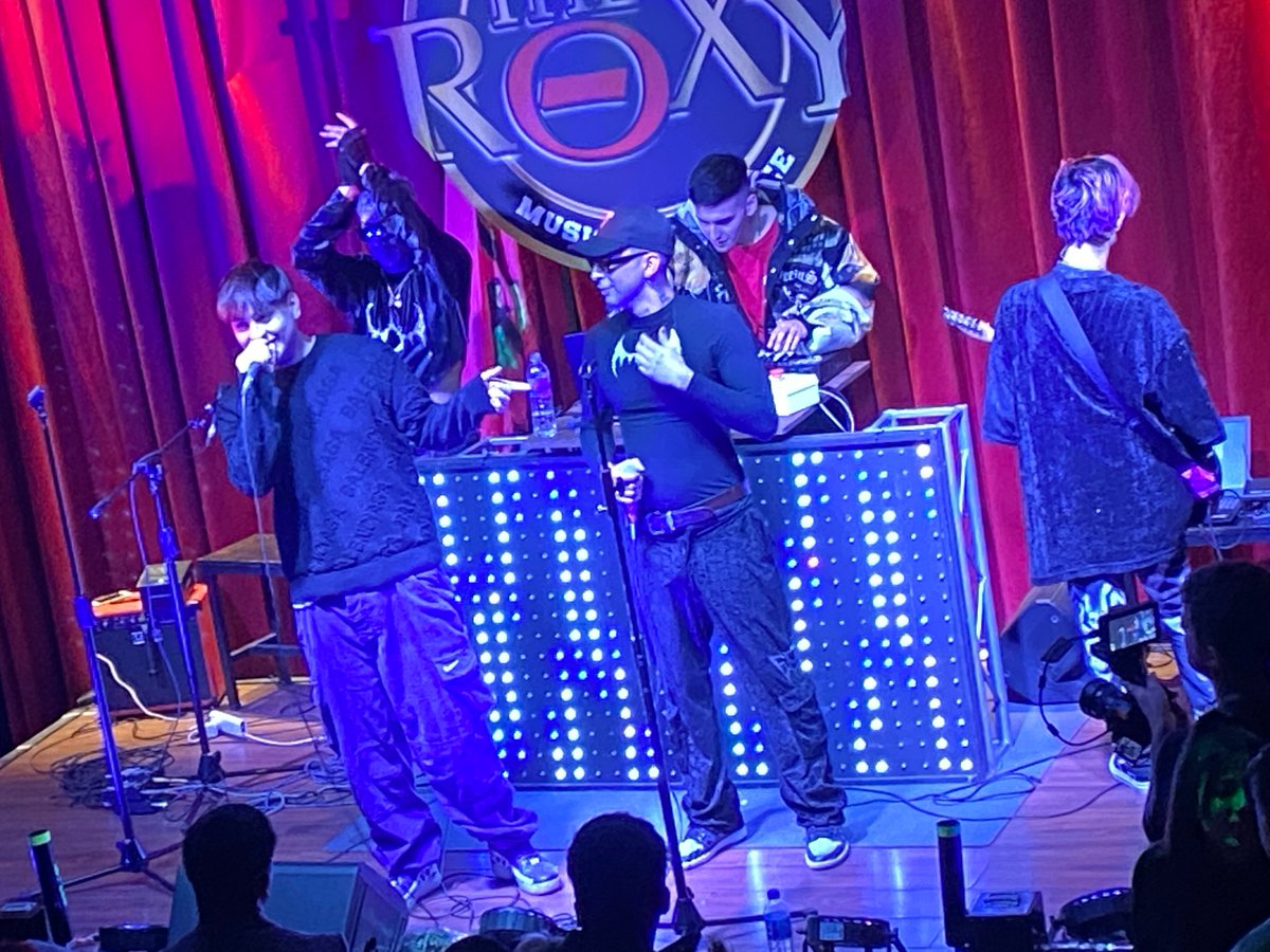 Madame_Ga's tweet photo. 🎤Que buen show dieron @Krom_MD y @Emkier_blessed1 ayer en #TheRoxy❗️Se vienen #hitazos, después no digan que no les avise🎸
Y todos los pibes que tocaron como invitados, un 💯🎶
#MadeDarkness #music #show #hermanos #crew @Vicky_Roa @Angiekab @lacolodalvio @tiagopzk https://t.co/35yRM5wWDQ