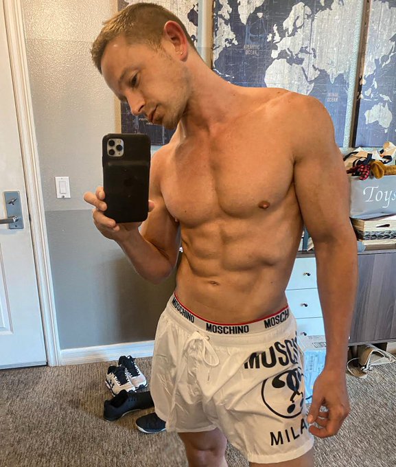 Beach evening with the pups and fianc&eacute;e. https://t.co/LQHjgzLouq