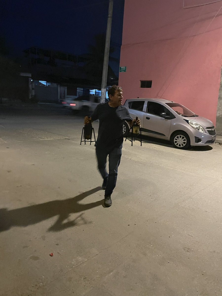drachimbita's tweet photo. Mi papi es herrero, un papá ausente pero muy consentidor, le pedí que hiciera un columpio como el de los garrafones de agua pero pa las kwamitas y esto me trajo hoy 🥺 https://t.co/NlnEWOTVPe