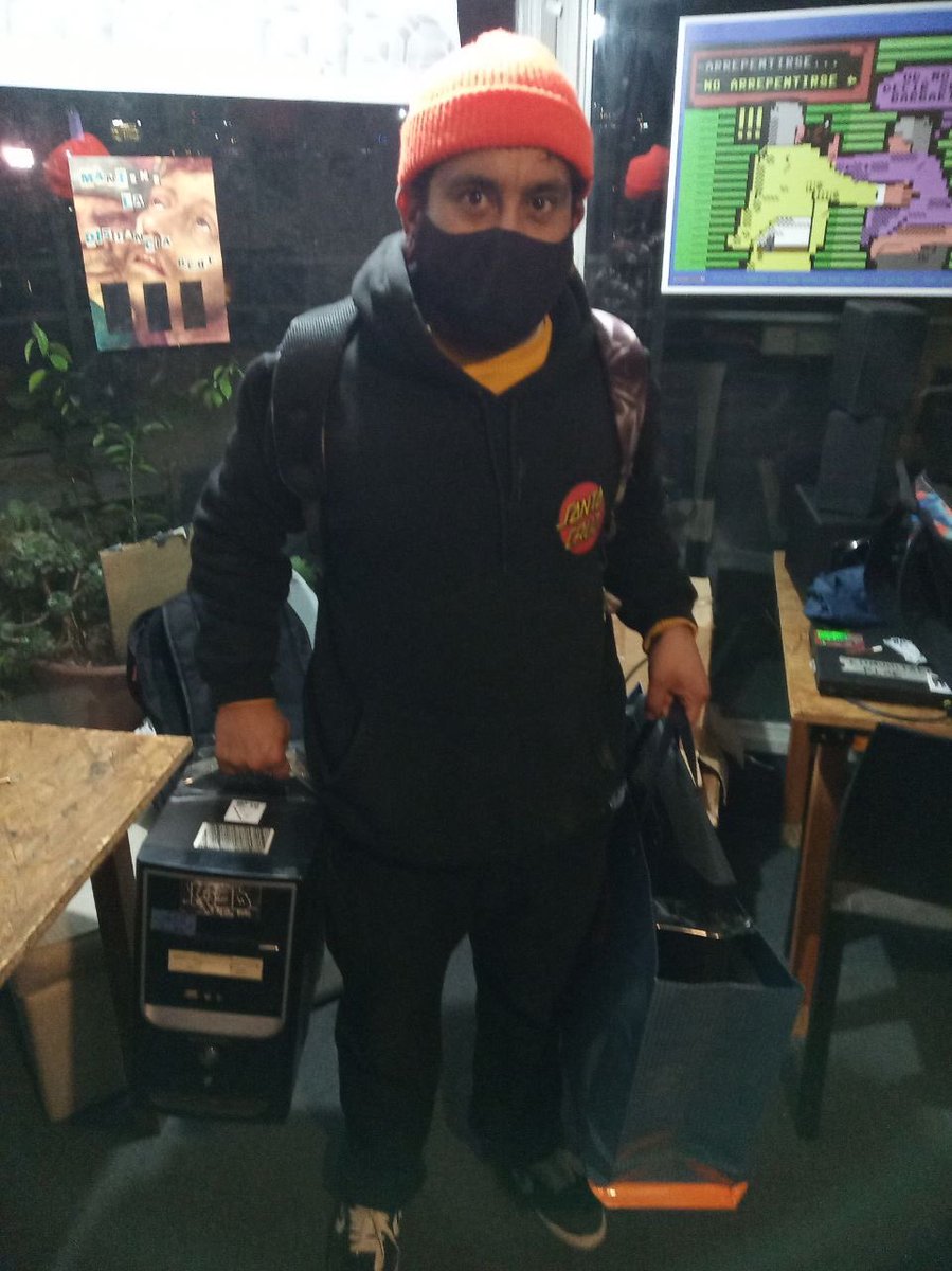 soldanisman's tweet image. Cybercirujas es la comunidad organizada.
Hoy entregamos 5 computadoras, todas ellas reparadas y recuperadas. Algunas incluso de la basura.
Equipos 100% funcionales para tareas web y ofimaticas.
Todas ellas van a pibas o madres que nos pidieron una mano.