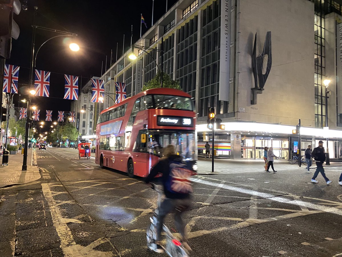 JosephBTreaster's tweet photo. Oxford Circus on a Thursday night in summer. #UniversityofMiami,LondonSummer https://t.co/tv9fWl6TOl