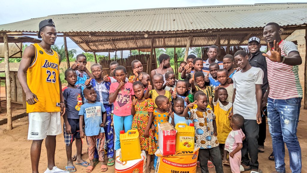 Au moment où <a href="/josemourinho/">vit</a> est en Namibie pour soutenir des personnes défavorisées,nous avions eu le mérite de recevoir notre compatriote @aziangbejean27 qui est venu apporter sont soutien aux enfants de <a href="/FaodOrphelins/">FAOD-Togo association</a> ainsi que un message d'espoir!
Dieu vous bénisse Jean Claude