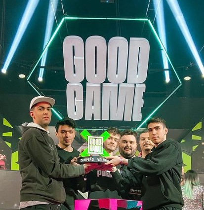 Ele gira &amp; levanta troféus