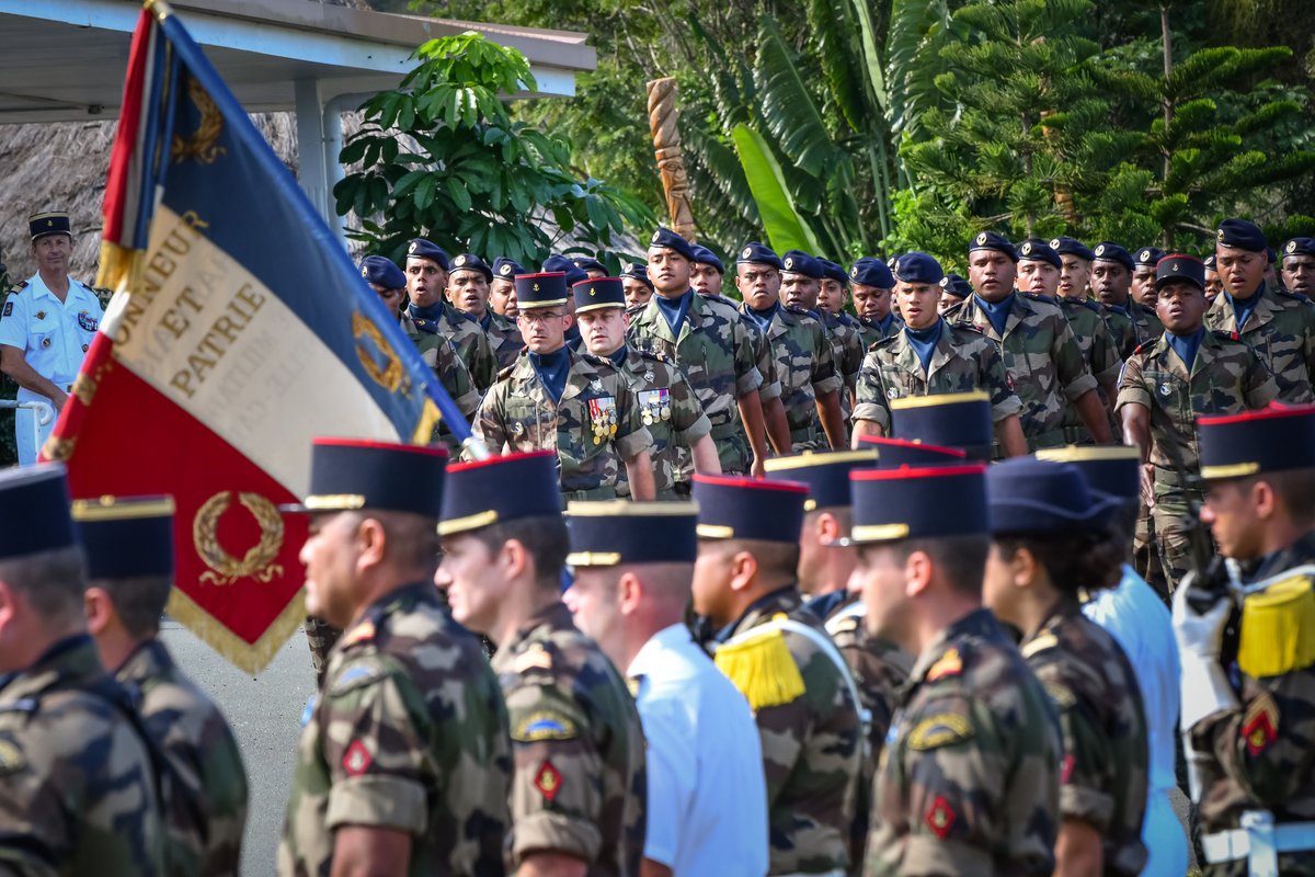 Cérémonie de présentation au drapeau pour les 57 jeunes volontaires stagiaires de la promotion 2022-06 à #Koumac.
Bienvenue à tous dans la grande famille du <a href="/SMA_Outremer/">Le SMA</a> et des <a href="/troupesdemarine/">Troupes de marine</a> ⚓