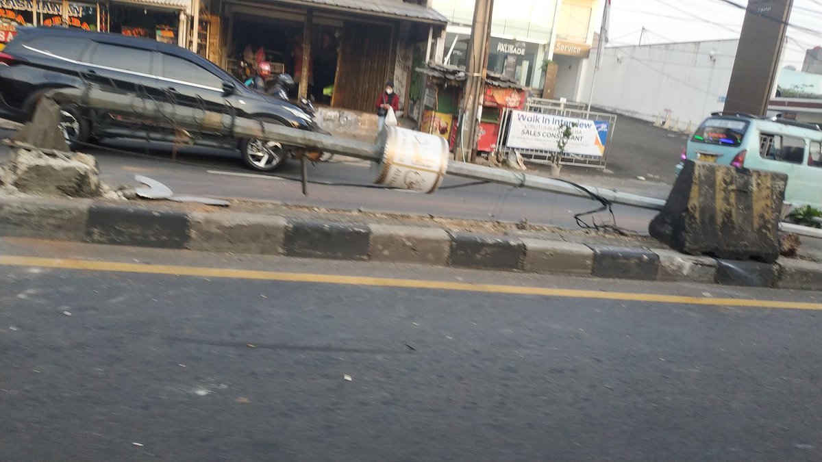 ferdiansyah888's tweet photo. Penyebab kemacetan di Ciputat arah pasar Jum'at , tiang lampu PJU roboh sepertinya tertabrak kendaraan. @RadioElshinta @HumasCiputat @TMCPoldaMetro https://t.co/eYSJg9pMXh
