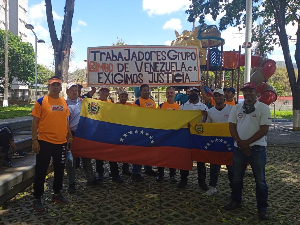 TrabUnidosBimbo's tweet photo. #30Jun Con la consigna: es por la Arepa! es por el pan! por mi familia es que yo vengo a protestar! 

Exigimos a la Directiva de Bimbo la restitución de nuestros derechos laborales como trabajadores de la empresa Bimbo de Venezuela

#BimboVzlaViolaLaLOTTT https://t.co/SkuHi0s3OD